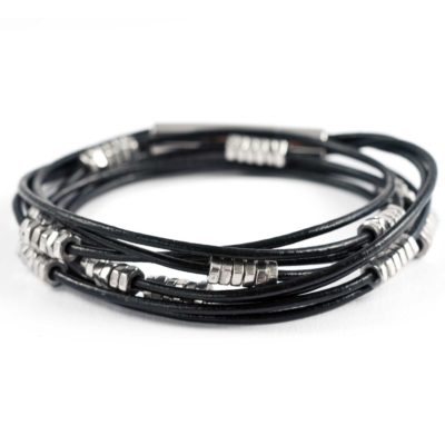 Varias Wickelarmband - schwarz Mehrreihiges Wickelarmband aus Leder mit kleinen Edelstahlmuttern in schwarz