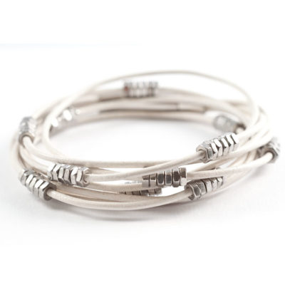 Varias Wickelarmband - weiß Mehrreihiges Wickelarmband aus Leder mit kleinen Edelstahlmuttern in weiß