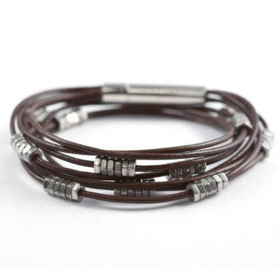 Varias Wickelarmband - dunkelbraun Mehrreihiges Wickelarmband aus Leder mit kleinen Edelstahlmuttern in dunkelbraun