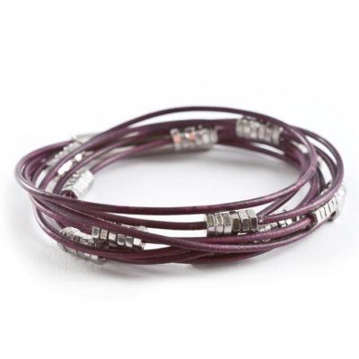 Varias Wickelarmband - Lila (Beere) Mehrreihiges Wickelarmband aus Leder mit kleinen Edelstahlmuttern in einem beerigen lila