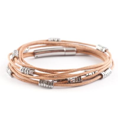 Varias Wickelarmband - Naturbraun Mehrreihiges Wickelarmband aus Leder mit kleinen Edelstahlmuttern in naturbraun