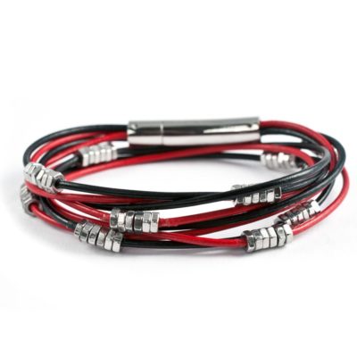 Varias Wickelarmband - rot / schwarz Mehrreihiges Wickelarmband aus Leder mit kleinen Edelstahlmuttern in rot / schwarz