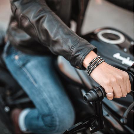 Finja Wickelarmband am Handgelenk einer Bikerin