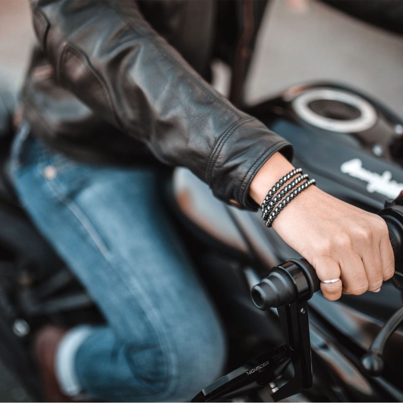 Finja Wickelarmband am Handgelenk einer Bikerin