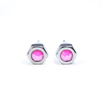 Hexagonal Ohrstecker aus Muttern mit neonpinken Kristallalelementen frontal fotografiert